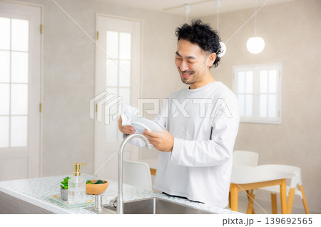 キッチンに立つ男性 キッチンに立つ男性 139692565