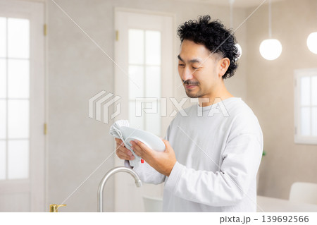 キッチンに立つ男性 139692566