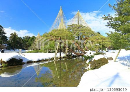 【石川県】白銀の兼六園(雪吊唐崎松) 【石川県】白銀の兼六園(雪吊唐崎松) 139693059