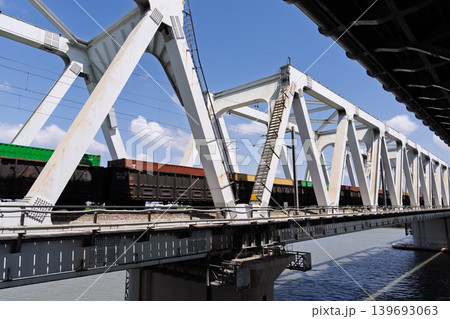 カラフルコンテナ貨物列車・鋼鉄トラス鉄道橋の河川越え輸送 カラフルコンテナ貨物列車・鋼鉄トラス鉄道橋の河川越え輸送 139693063