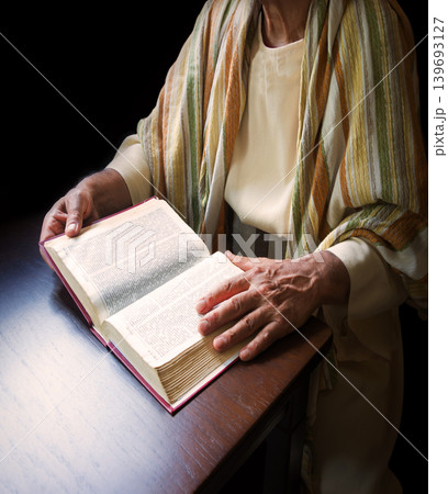 Old man reading a big book 139693127