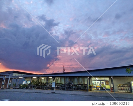 夕暮れの道の駅おおた(2024.6.24) 燃えるような細かな雲が描いた雲画 19時閉店で残念な駅舎 139693213
