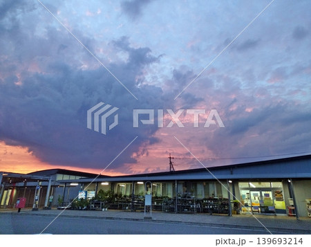 道の駅おおたの夕暮れ(2024.6.24) 燃えるような細かな雲が描いた雲画 19時閉店で残念な駅舎 道の駅おおたの夕暮れ(2024.6.24) 燃えるような細かな雲が描いた雲画 19時閉店で残念な駅舎 139693214