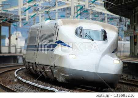 徳山駅を通過するN700S系電車 139693216