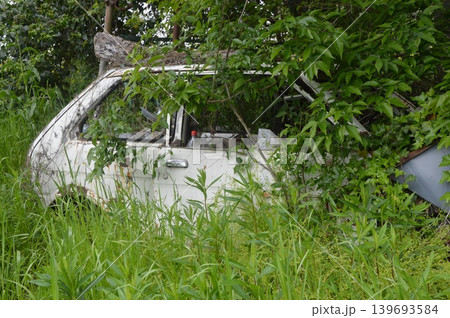 森林の中に放置された古い車 森林の中に放置された古い車 139693584