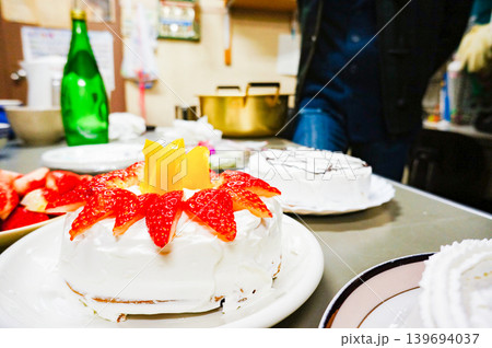 イチゴと桃で彩られた手作りケーキ イチゴと桃で彩られた手作りケーキ 139694037
