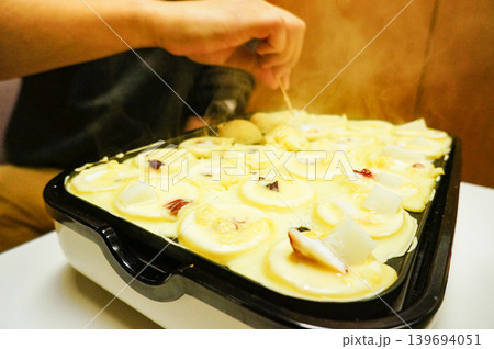 出来たて熱々のたこ焼きを作る楽しい瞬間 139694051