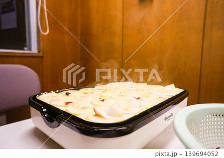 熱々のたこ焼きが焼ける瞬間の様子 熱々のたこ焼きが焼ける瞬間の様子 139694052