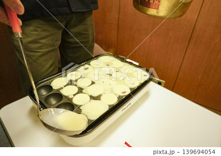 たこ焼きの生地を流し込む瞬間 139694054