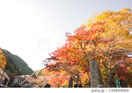 鮮やかな紅葉に包まれた秋の山寺参道 鮮やかな紅葉に包まれた秋の山寺参道 139694069
