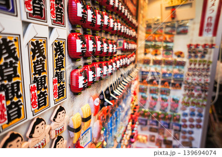浅草の土産店に並ぶカラフルなマグネット 浅草の土産店に並ぶカラフルなマグネット 139694074