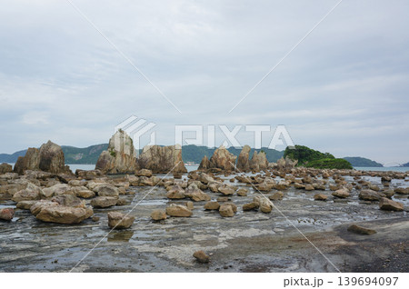橋杭岩が連なる和歌山県串本町の絶景海岸 橋杭岩が連なる和歌山県串本町の絶景海岸 139694097