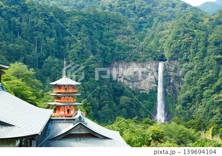 熊野那智大社の三重塔と那智の滝が調和する絶景 熊野那智大社の三重塔と那智の滝が調和する絶景 139694104