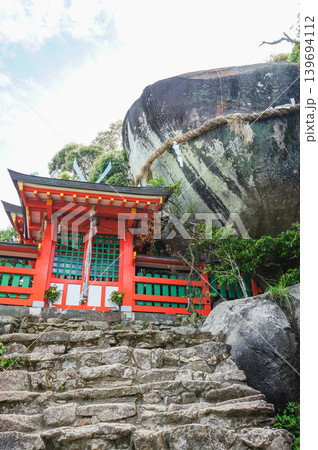 巨石と赤い社殿が並ぶ神聖な山の神社 巨石と赤い社殿が並ぶ神聖な山の神社 139694112