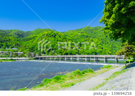 新緑の嵐山 渡月橋 新緑の嵐山 渡月橋 139694258