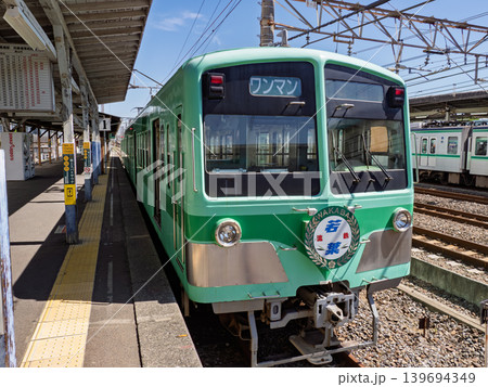 流鉄流山線・馬橋駅に停車中の流鉄5000形「若葉」号 139694349