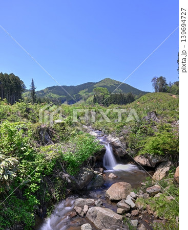青空と間伐された山の風景 青空と間伐された山の風景 139694727