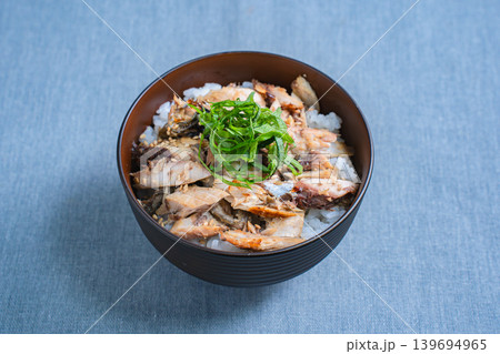 鯖のほぐしご飯 大葉をのせた焼き鯖丼 鯖のほぐしご飯 大葉をのせた焼き鯖丼 139694965