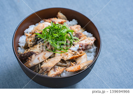 鯖のほぐしご飯 大葉をのせた焼き鯖丼 鯖のほぐしご飯 大葉をのせた焼き鯖丼 139694966