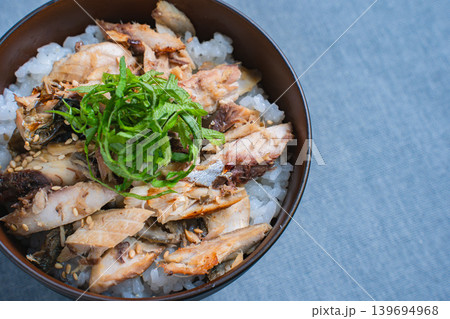 鯖のほぐしご飯 大葉をのせた焼き鯖丼 鯖のほぐしご飯 大葉をのせた焼き鯖丼 139694968