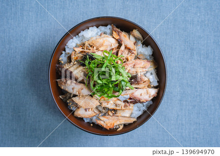 鯖のほぐしご飯 大葉をのせた焼き鯖丼 鯖のほぐしご飯 大葉をのせた焼き鯖丼 139694970