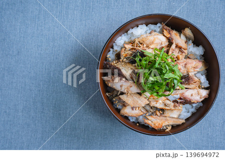 鯖のほぐしご飯 大葉をのせた焼き鯖丼 139694972