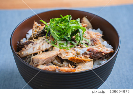 鯖のほぐしご飯 大葉をのせた焼き鯖丼 139694973