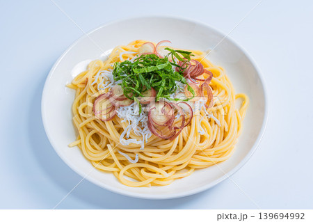 しらすパスタ 大葉とみょうがをのせた和風スパゲッティ 白背景 しらすパスタ 大葉とみょうがをのせた和風スパゲッティ 白背景 139694992