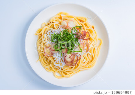 しらすパスタ 大葉とみょうがをのせた和風スパゲッティ 白背景 しらすパスタ 大葉とみょうがをのせた和風スパゲッティ 白背景 139694997