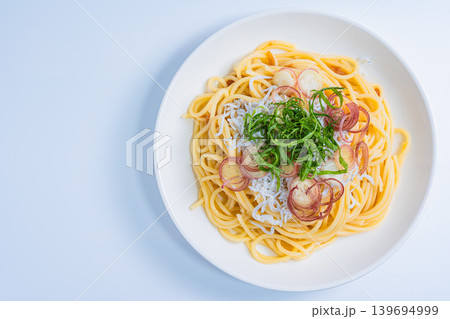 しらすパスタ 大葉とみょうがをのせた和風スパゲッティ 白背景 しらすパスタ 大葉とみょうがをのせた和風スパゲッティ 白背景 139694999