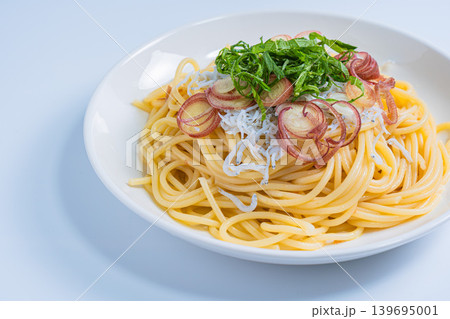しらすパスタ 大葉とみょうがをのせた和風スパゲッティ 白背景 しらすパスタ 大葉とみょうがをのせた和風スパゲッティ 白背景 139695001
