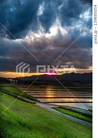 忍びの里 伊賀水田に映る夕焼け 忍びの里 伊賀水田に映る夕焼け 139695054
