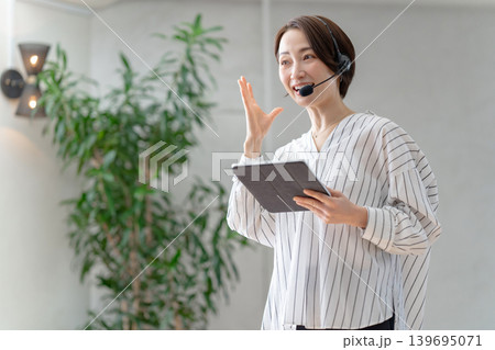 タブレットを持つ女性 タブレットを持つ女性 139695071