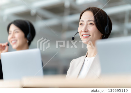 コールセンターで働くオペレーターの女性 コールセンターで働くオペレーターの女性 139695119