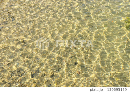 透明度の高い綺麗な海の水 139695159