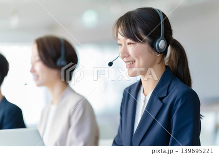 コールセンターで働くオペレーターの女性 コールセンターで働くオペレーターの女性 139695221