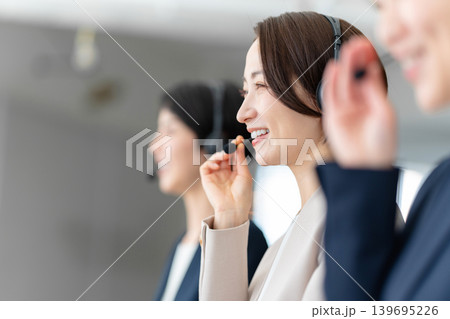 コールセンターで働くオペレーターの女性 139695226