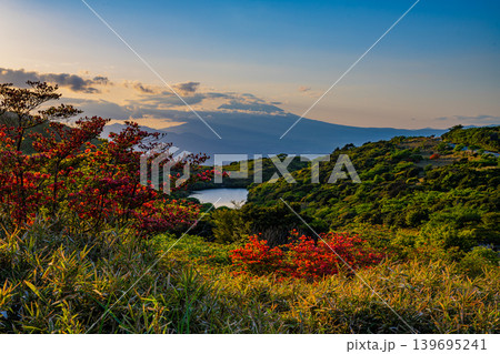 【静岡県】満開の山ツツジが美しい箱根玄岳から眺める富士山 夕景 【静岡県】満開の山ツツジが美しい箱根玄岳から眺める富士山 夕景 139695241
