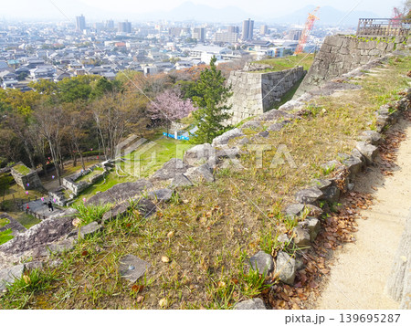 丸亀城の石垣と丸亀の景色(香川県丸亀市) 丸亀城の石垣と丸亀の景色(香川県丸亀市) 139695287