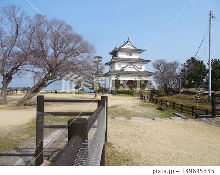 丸亀城の天守閣（香川県丸亀市） 139695335