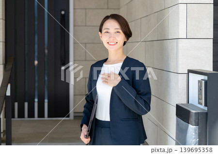 案内をするビジネスウーマン 139695358