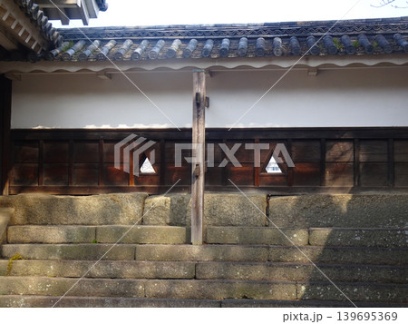 丸亀城の石垣と狭間（香川県丸亀市） 139695369
