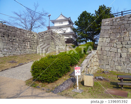 丸亀城の天守閣（香川県丸亀市） 139695392