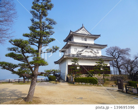 丸亀城の天守閣（香川県丸亀市） 139695396