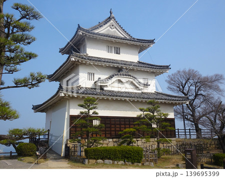 丸亀城の天守閣（香川県丸亀市） 139695399