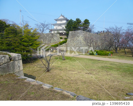 丸亀城の天守閣（香川県丸亀市） 139695410