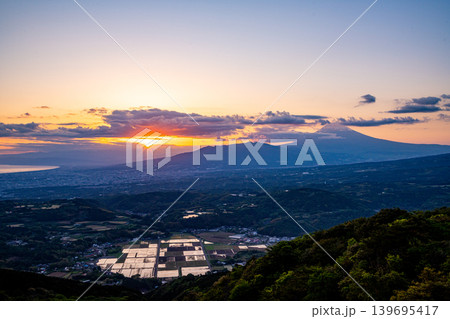 【静岡県】伊豆スカイラインから眺める丹那盆地と富士山 夕景 【静岡県】伊豆スカイラインから眺める丹那盆地と富士山 夕景 139695417
