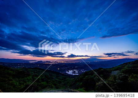 【静岡県】伊豆スカイラインから眺める丹那盆地と富士山 夕景 【静岡県】伊豆スカイラインから眺める丹那盆地と富士山 夕景 139695418