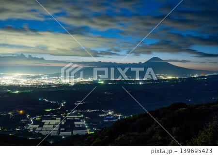 【静岡県】伊豆スカイラインから眺める丹那盆地と富士山 夕景 【静岡県】伊豆スカイラインから眺める丹那盆地と富士山 夕景 139695423