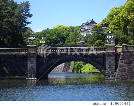 皇居(旧江戸城)の正門石橋(せいもんいしばし)と伏見櫓(ふしみやぐら) 皇居(旧江戸城)の正門石橋(せいもんいしばし)と伏見櫓(ふしみやぐら) 139695481